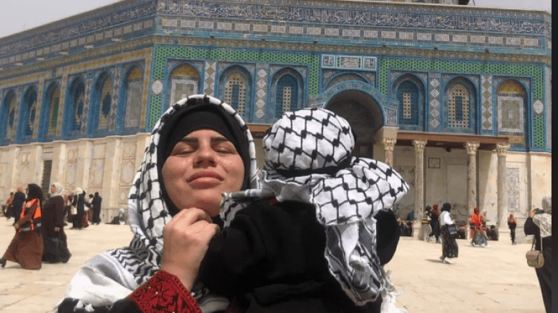 جزائرية بثوب وكوفية في باحات الأقصى