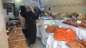 حلويات مسرطنة وسط العناكب والعفن!