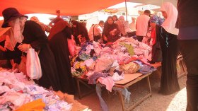 ملابس” الشيفون” والبيع “بالميزان” ملاذ محدودي الدخل