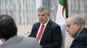 رئيس الفاف يُوزّع “حلوى العيد” مُبكّرا على الأندية الهاوية