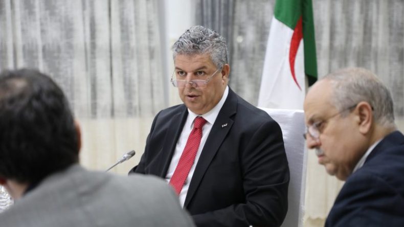 رئيس الفاف يُوزّع “حلوى العيد” مُبكّرا على الأندية الهاوية