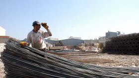 مضاربون يُلهبون أسعار الحديد والإسمنت والخشب والبلاستيك!