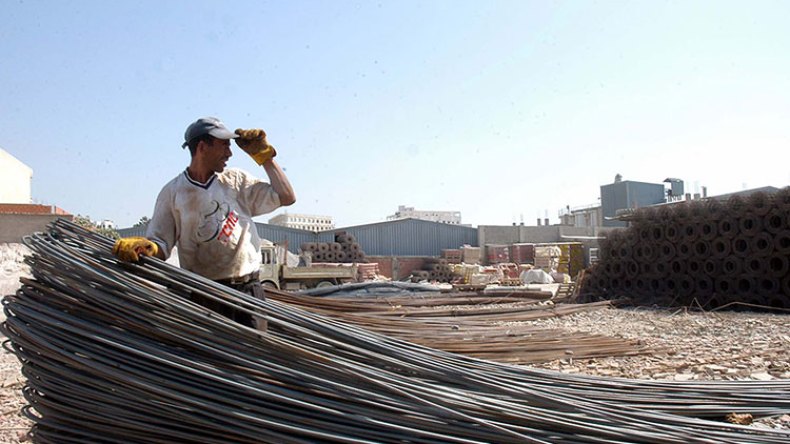 مضاربون يُلهبون أسعار الحديد والإسمنت والخشب والبلاستيك!