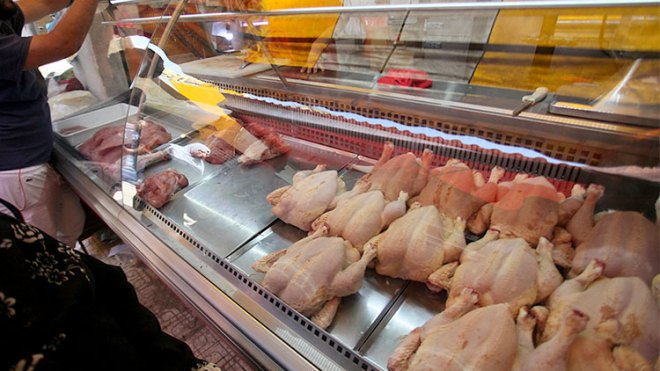 تفريغ 2000 طن من الدجاج لضبط السوق