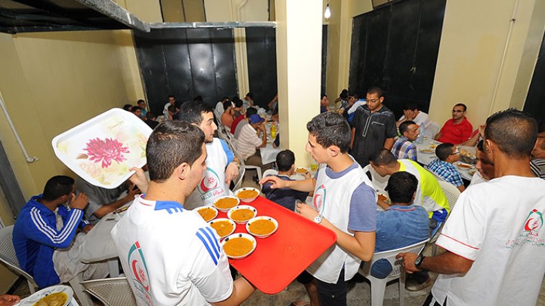 المتطوعون سر نجاح مطاعم الرحمة