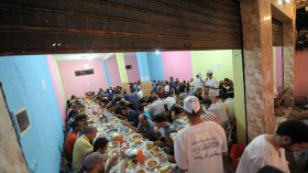 عائلات بكامل أفرادها ترتاد مطاعم الرحمة