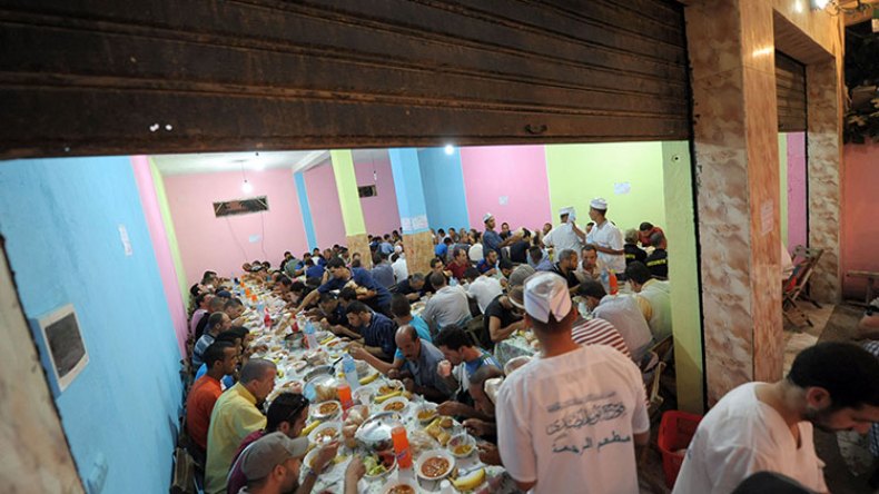 عائلات بكامل أفرادها ترتاد مطاعم الرحمة