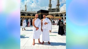 بونجاح يُعالج “تعاسته” الكروية بِأداء مناسك العمرة