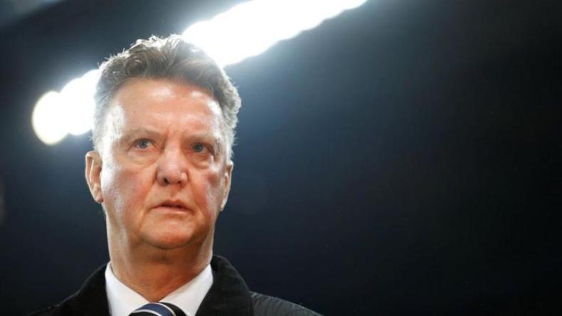 مرض السرطان يُنهي المشوار التدريبي لـ “فان خال”