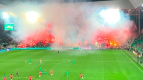 بِالفيديو: شغب الجماهير وإيقاف مباراة شارك فيها بودبوز