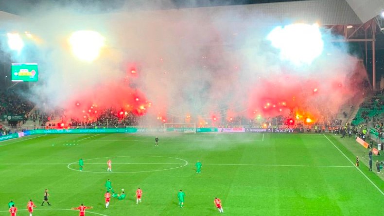 بِالفيديو: شغب الجماهير وإيقاف مباراة شارك فيها بودبوز