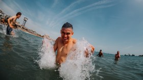 إقصاؤهم لـ “البارصا” جعلهم يسبحون في البحر رغم برودة الطقس!