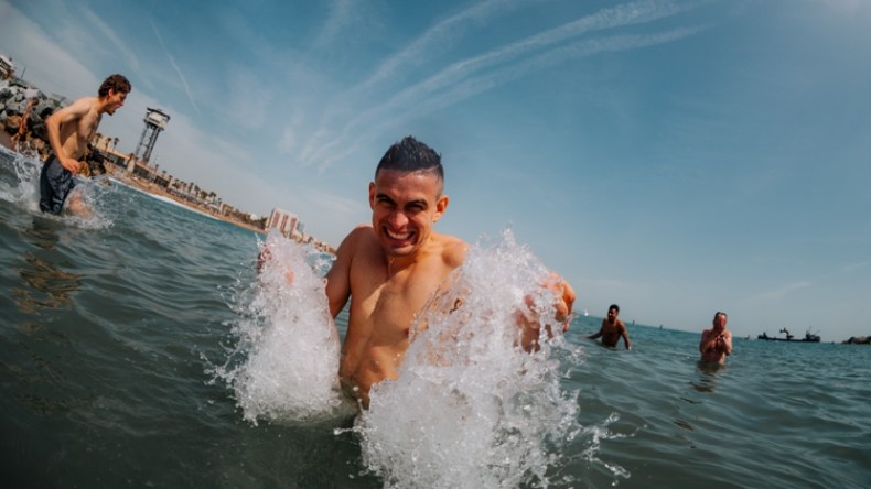 إقصاؤهم لـ “البارصا” جعلهم يسبحون في البحر رغم برودة الطقس!