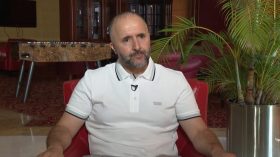 لماذا ارتدى بلماضي لباسا لِشركة لم تتعاقد معها “الفاف”؟