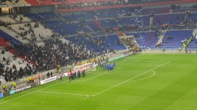 بِالفيديو: شغب الجمهور في مباراة فريقَي بن رحمة وعوار