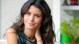 هجوم حاد على الممثلة التركية بيرين سات بعد سخريتها من الحجاب