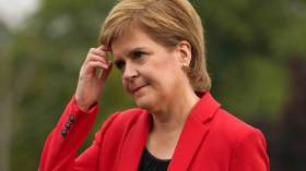 بلاغ ضد رئيسة وزراء اسكتلندا بسبب عدم ارتداء الكمامة