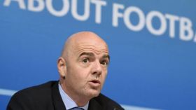 رئيس “الفيفا” يحسم ضمنيا أمر مباراة الجزائر والكاميرون