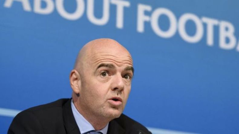 رئيس “الفيفا” يحسم ضمنيا أمر مباراة الجزائر والكاميرون