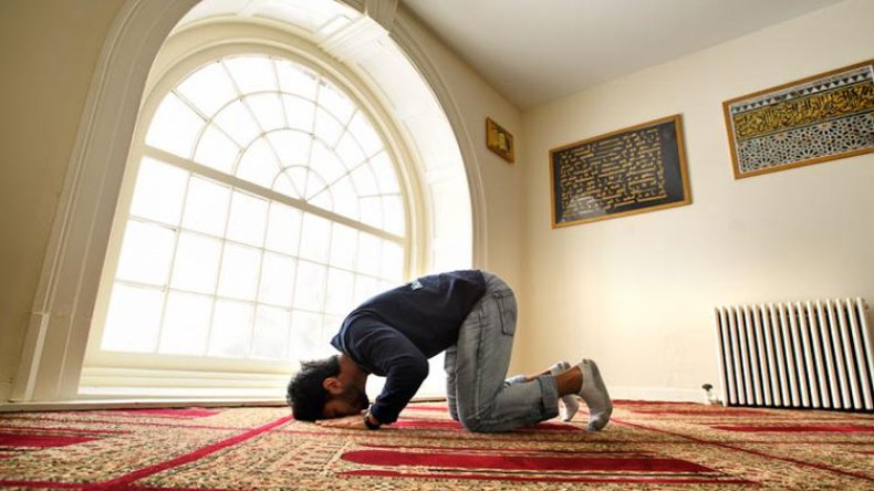 المسلم عزيز بخالقه.. لا يحني رأسه لمخلوق