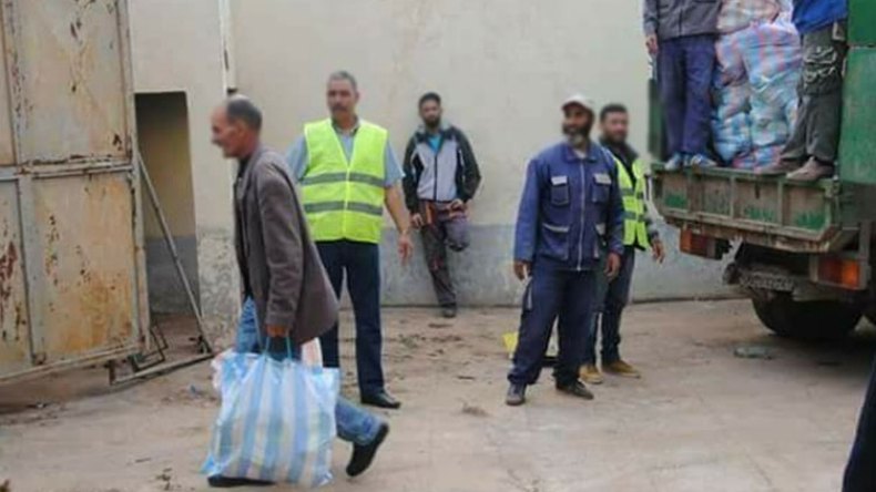 تصوير المستفيدين من العمليات التضامنية يثير الاستنكار