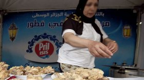سيدات “يتخلين” عن بيوتهن ويتطوّعن بمطاعم الرحمة