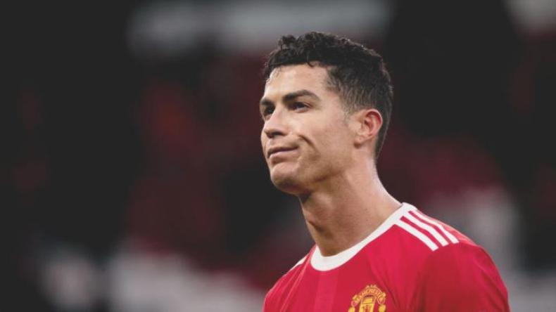 بِالفيديو: رونالدو يعتذر إلى المناصر الذي كسّر له الهاتف المحمول