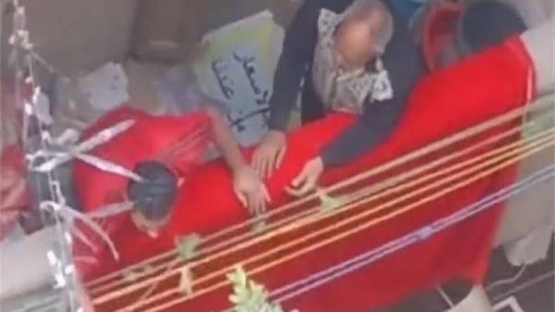 أب مصري يحاول أن يلقي ابنته من الشرفة