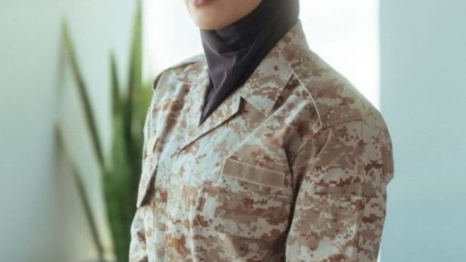 القبض على فتاة ظهرت بزي عسكري في السعودية