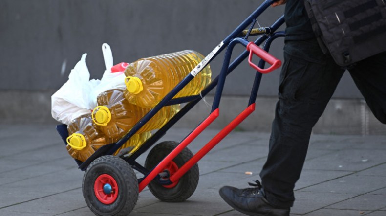 صورة حول تهافت الفرنسيين على الزيت تحدث جدلا