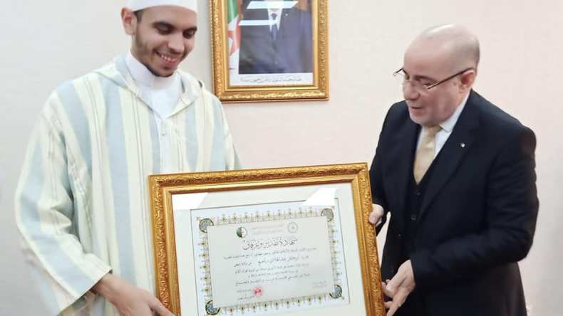 بلمهدي يكرم الطالب الفائز بالجائزة الأولى في مسابقة دبي الدولية للقرآن الكريم