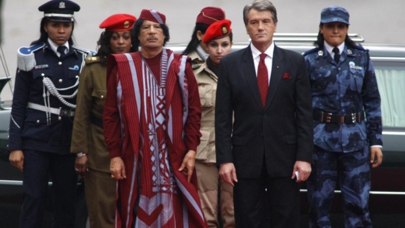 ما سر اختيار القذافي النساء لحراسته؟.. حارسة شخصية تجيب