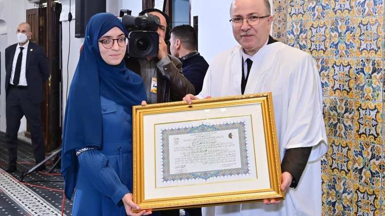 بالصور.. الوزير الأول يشرف على تكريم الفائزين بجائزة الجزائر لحفظ القرآن
