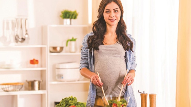 المرأة العاملة في رمضان.. مجتهدة في منصب عملها وربة بيت ناجحة