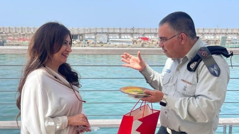 صحفية بحرينية تتودد لإسرائيل وأفخاي أدرعي يشيد بها