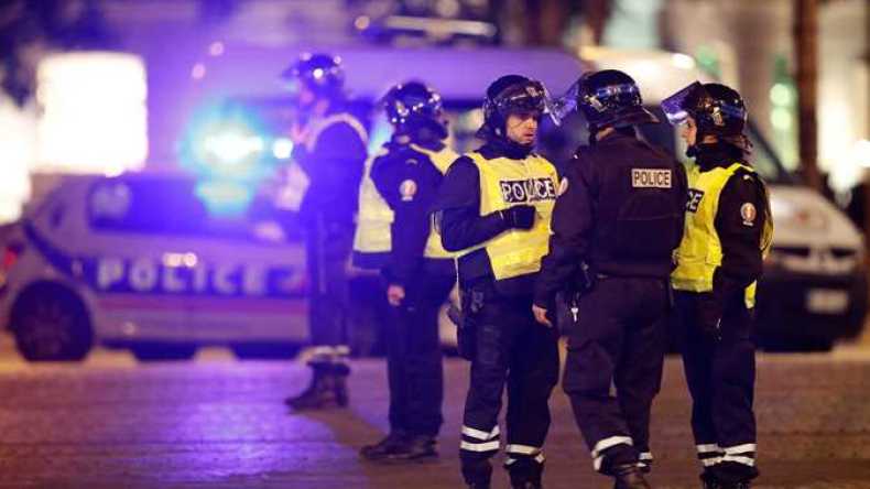 الشرطة الفرنسية تقتل بالرصاص شخصين وسط العاصمة باريس