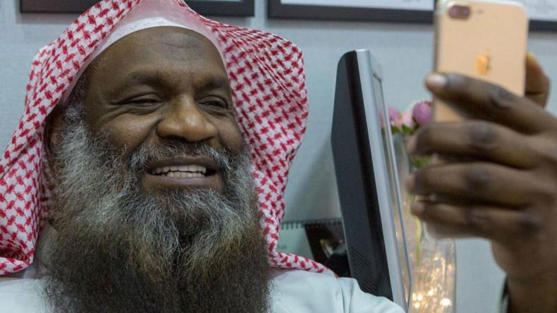 إمام الحرم المكي السابق يهدّد بمقاضاة برنامج تلفزيوني لهذا السبب