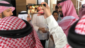 بالفيديو.. الرياض تحسم الجدل بشأن الترخيص لبيع الكحول في السعودية