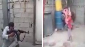 عراقي يستعرض مهاراته في القنص في ابنته