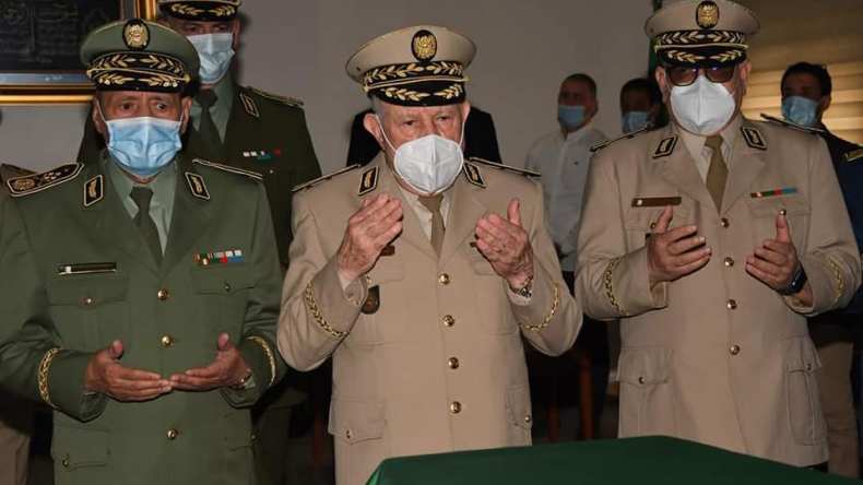 الفريق شنقريحة يلقي النظرة الأخيرة على جثمان الفقيد العميد عبد الحكيم ڨعشي