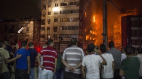 فيديو يوثق لحظة إنقاذ سيدة مصرية وابنتها من الحريق