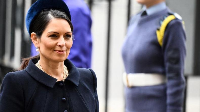 مؤيدون للاجئين يقاطعون حفل عشاء لوزيرة الداخلية البريطانية