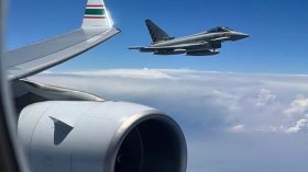 شاهد.. ‏مقاتلتان من سلاح الجو الإيطالي ترافقان الطائرة الرئاسية ترحيبا بالرئيس تبون