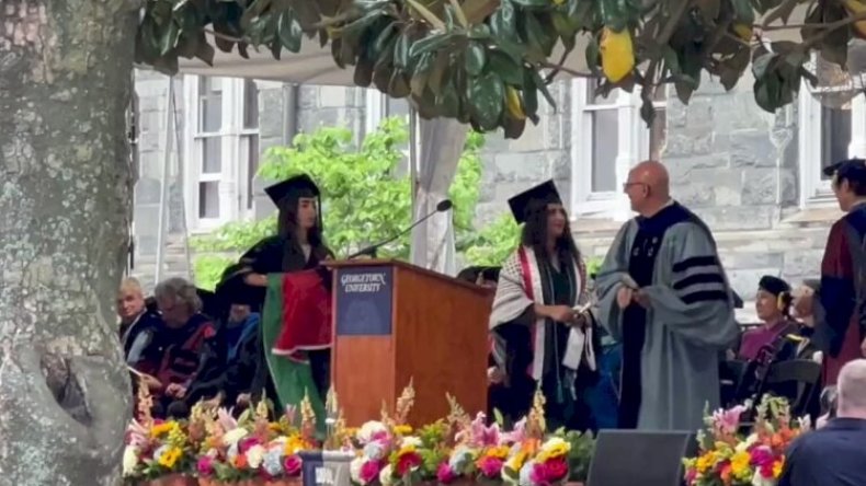 طالبة فلسطينية ترفض مصافحة وزير الخارجية الأمريكي