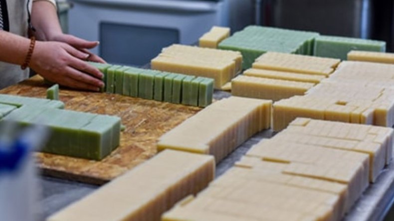 إطارات ودكاترة يحترفون صناعة الصابون هروبا من الضغوطات!