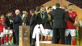 بالفيديو.. لاعبو الأهلي يحتجّون على “الفيفا” و”الكاف” برمي ميداليات رابطة الأبطال