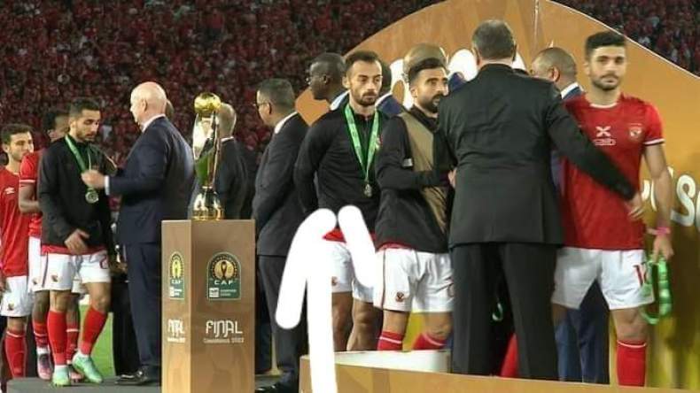بالفيديو.. لاعبو الأهلي يحتجّون على “الفيفا” و”الكاف” برمي ميداليات رابطة الأبطال