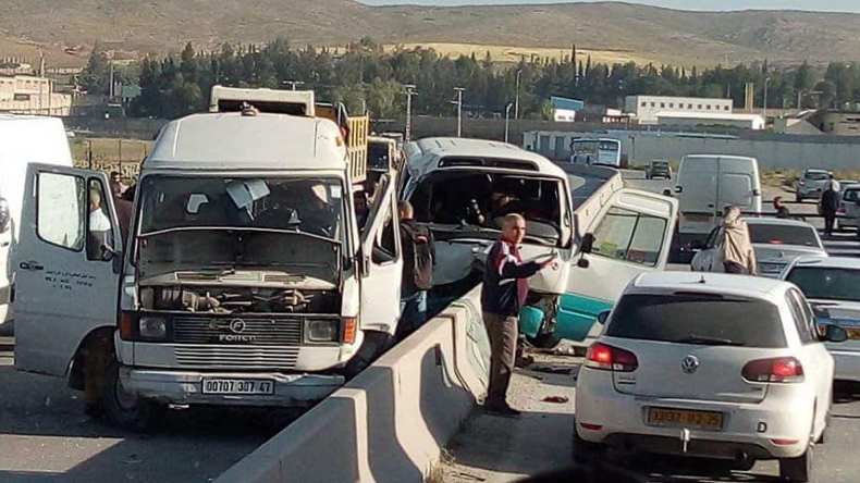 قسنطينة: 13 جريحا في انحراف حافلة لنقل عمال نفطال