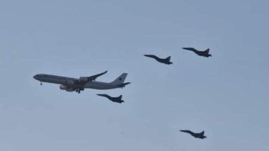 VIDEO: 4 avions de chasse escortent l’avion du président Tebboune