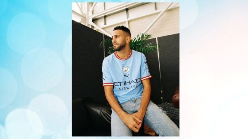 محرز يُروّج لِقميص “الأزرق السّماوي”